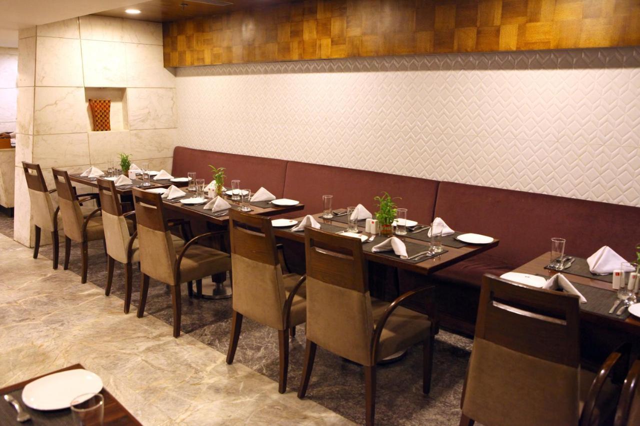 Lords Plaza Surat Hotel Exterior foto