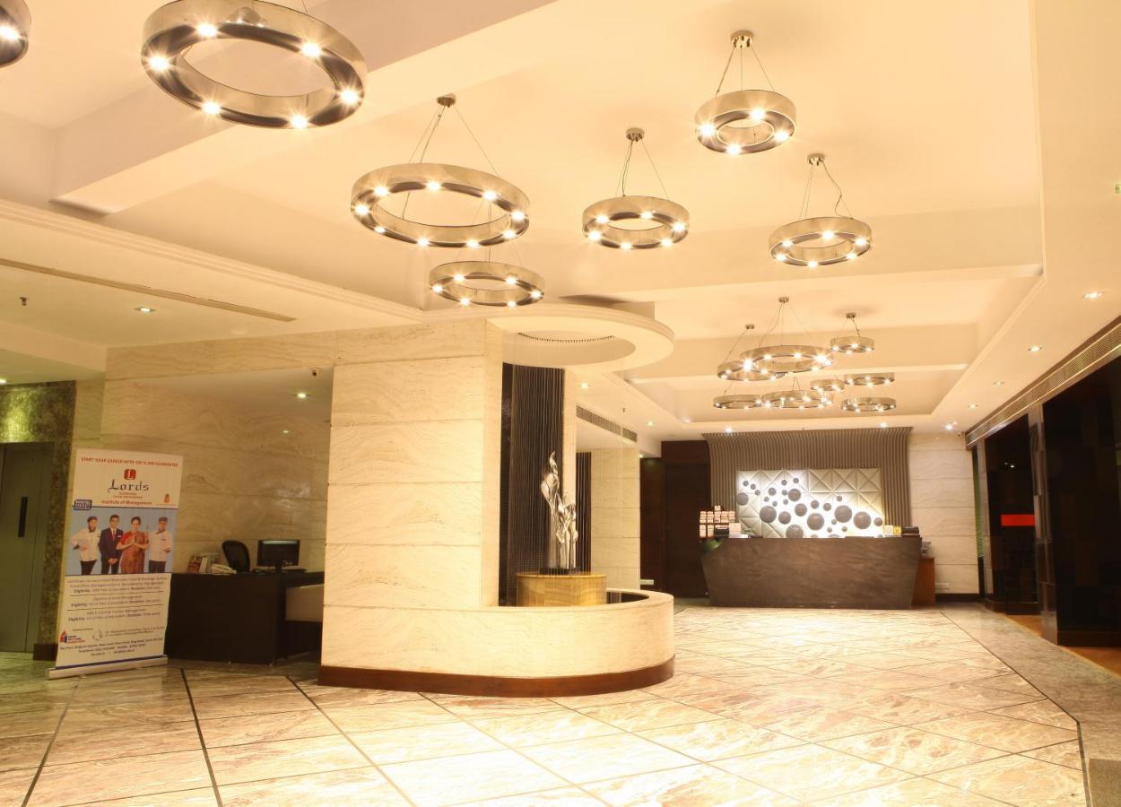 Lords Plaza Surat Hotel Exterior foto