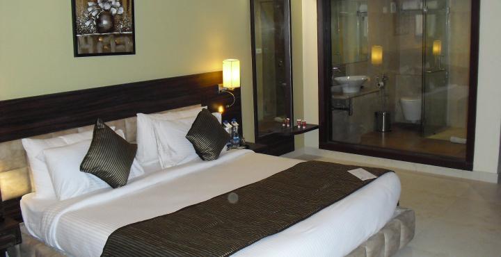 Lords Plaza Surat Hotel Exterior foto