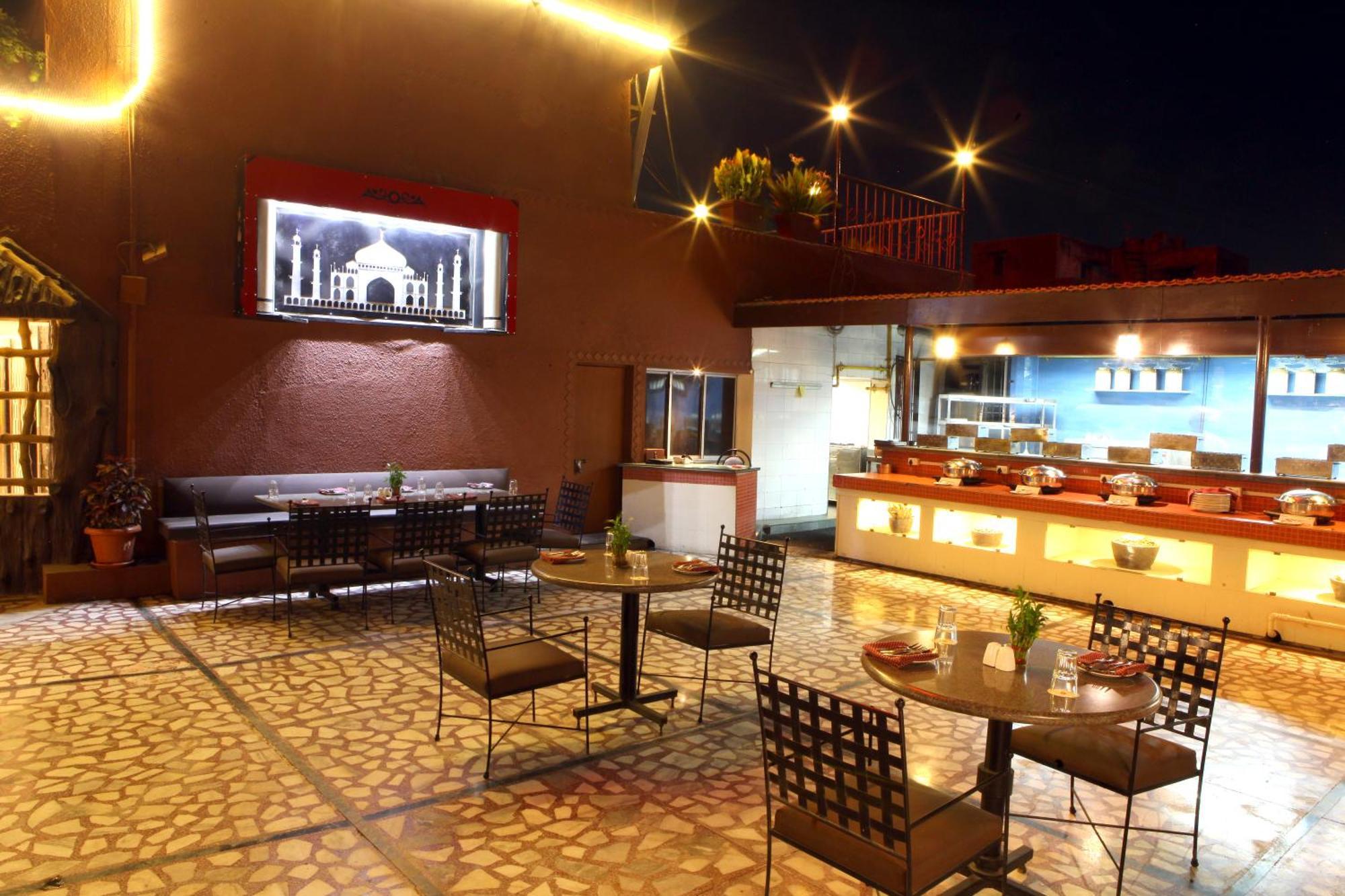 Lords Plaza Surat Hotel Exterior foto