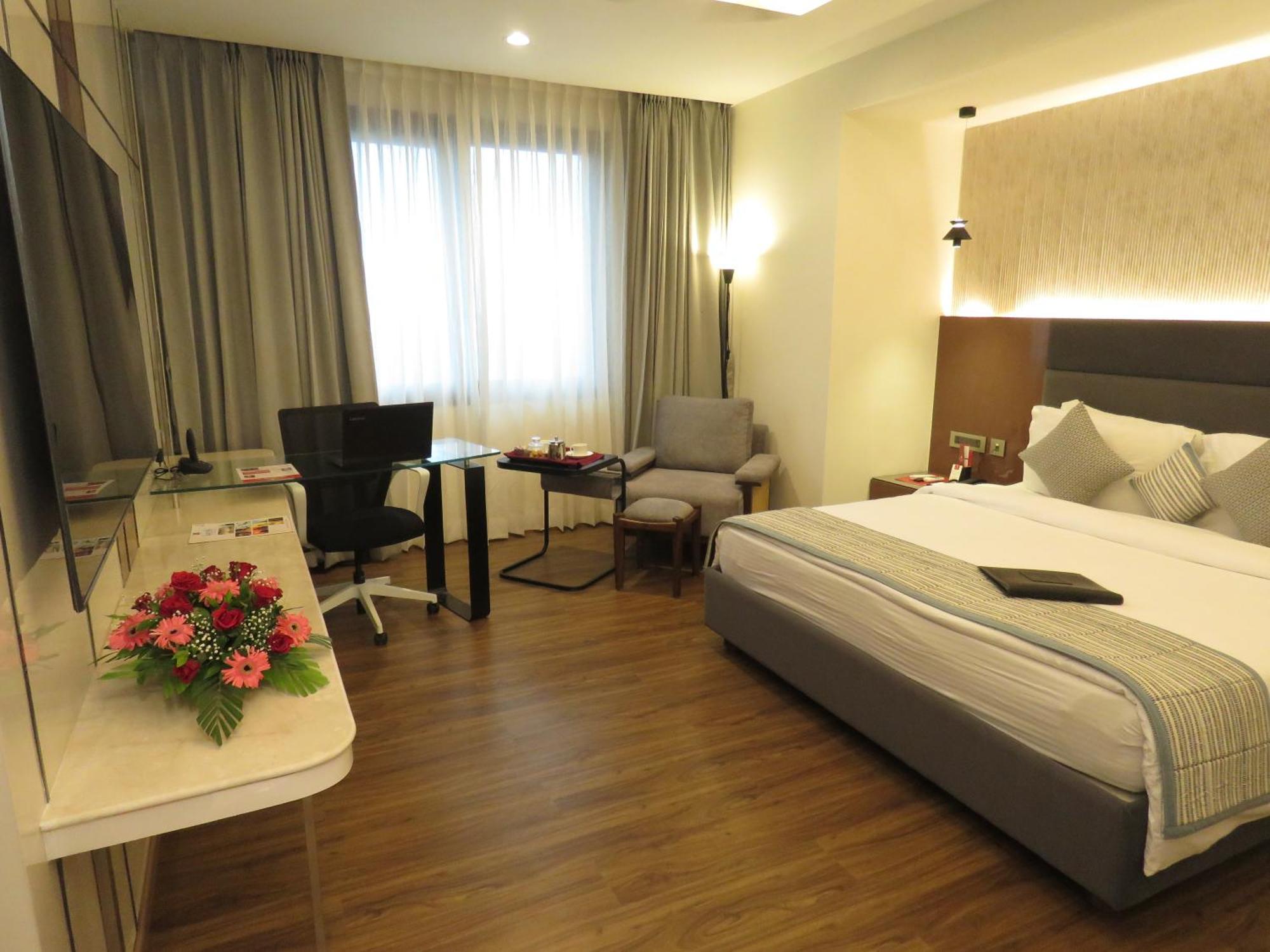 Lords Plaza Surat Hotel Exterior foto