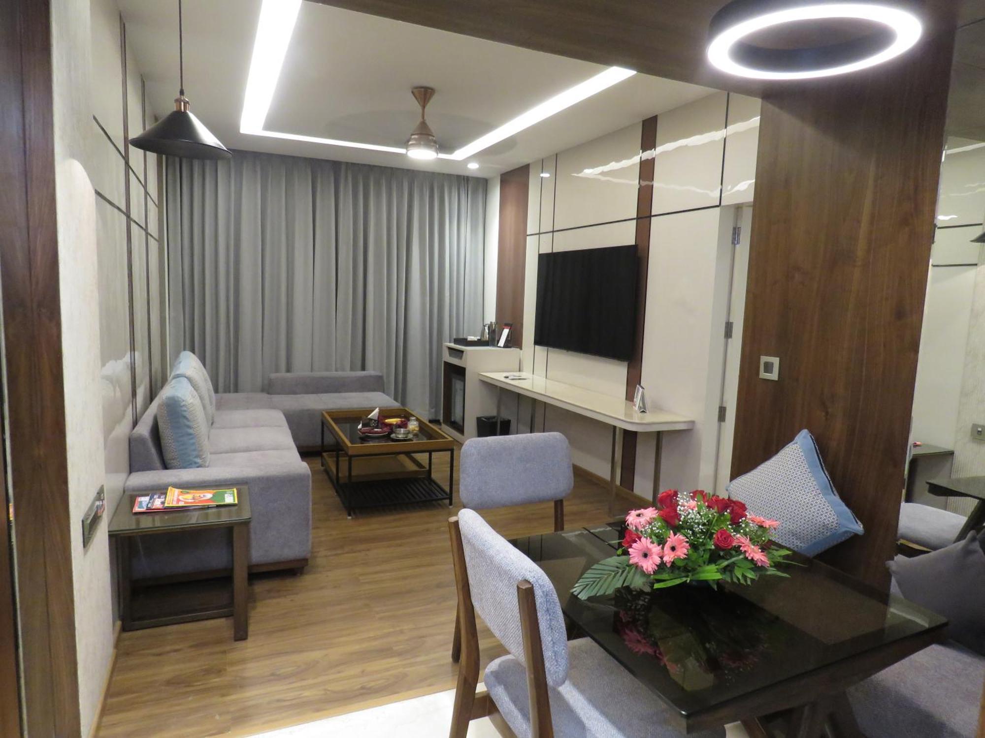 Lords Plaza Surat Hotel Exterior foto