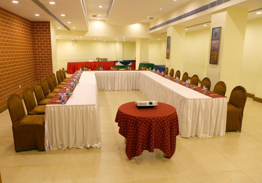 Lords Plaza Surat Hotel Exterior foto