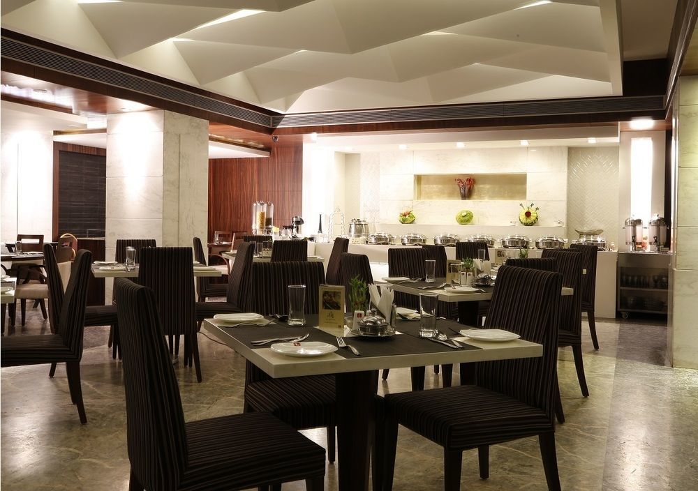 Lords Plaza Surat Hotel Exterior foto