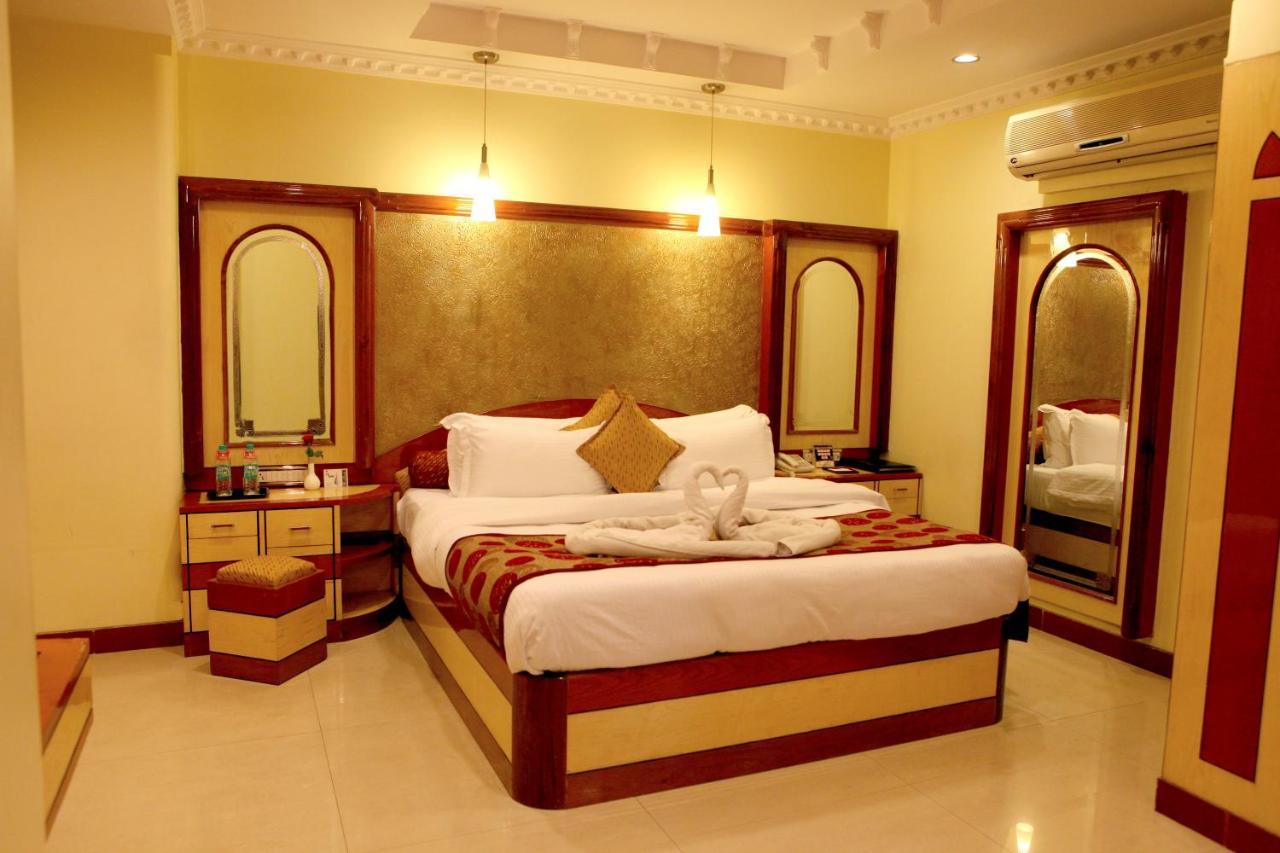Lords Plaza Surat Hotel Exterior foto